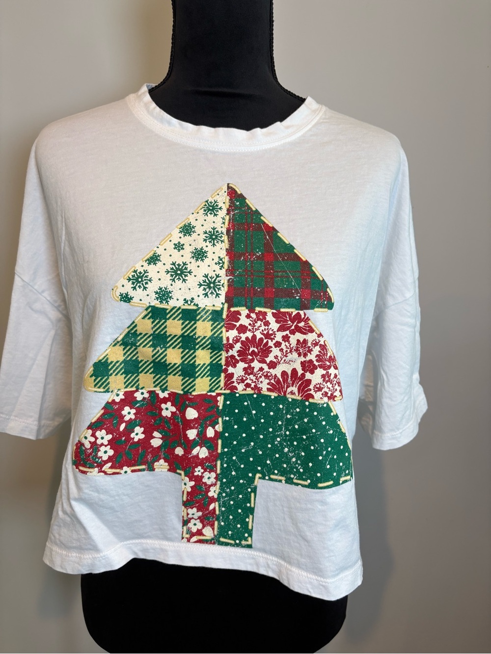 EUC White Patchwork Graphic Christmas Tree Short Sleeve Boxy Tee Size Small